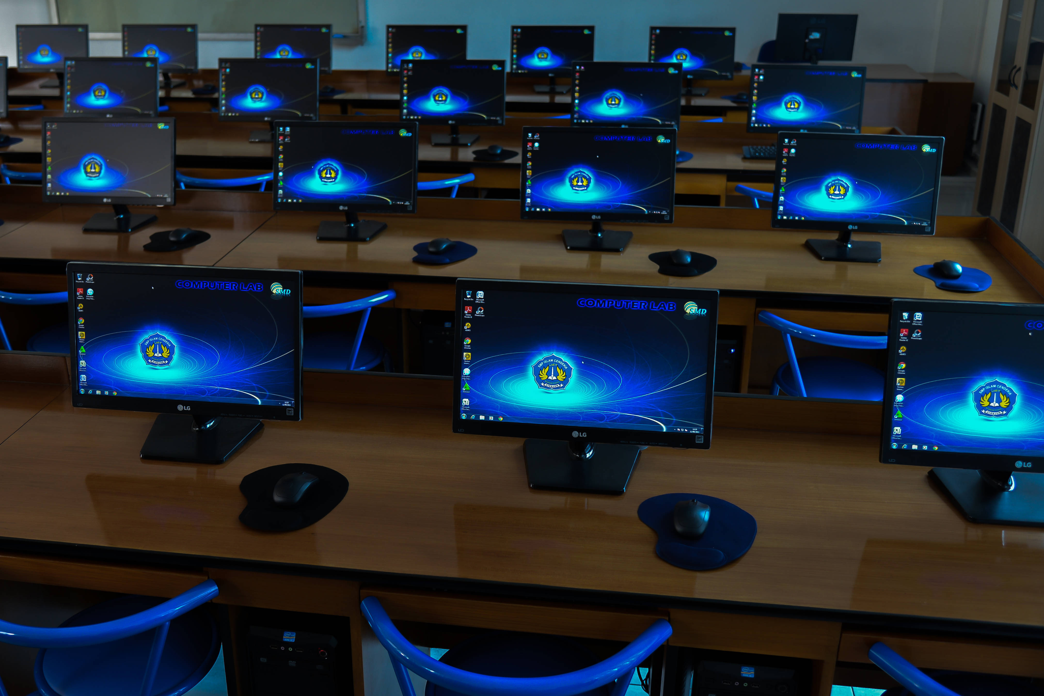 Sarana edukatif dengan fasilitas laboraturium komputer high end dan dipandu oleh guru pengajar TIK.